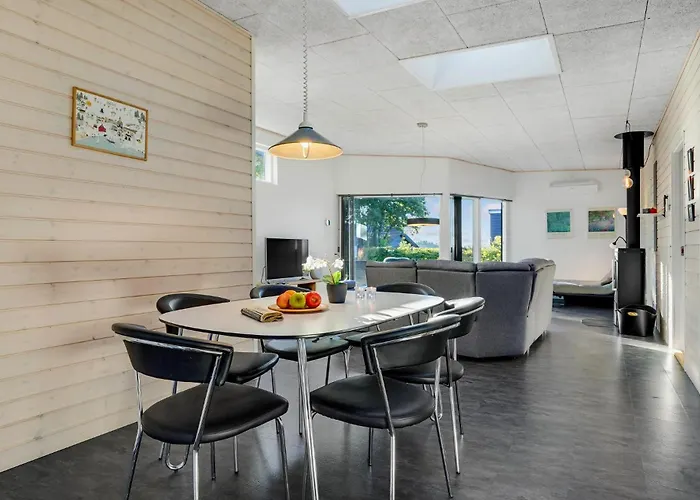 Three-bedroom In Feriehus *